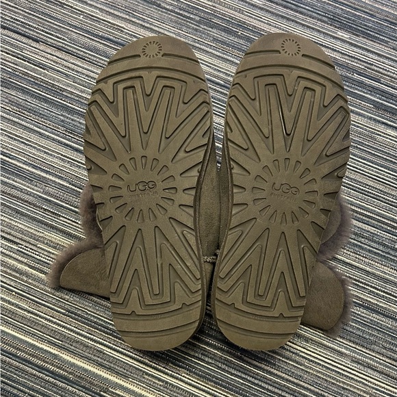 UGG Bailey Button II Boots in Grey Women’s Size 6 - Picture 5 of 8